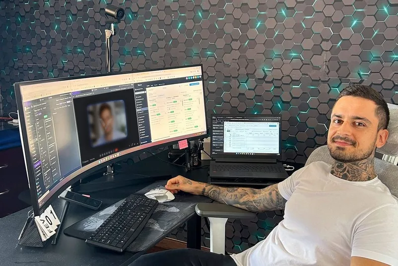 Rafael Dias, fundador da Vectoris, na estação de trabalho com o sistema aberto