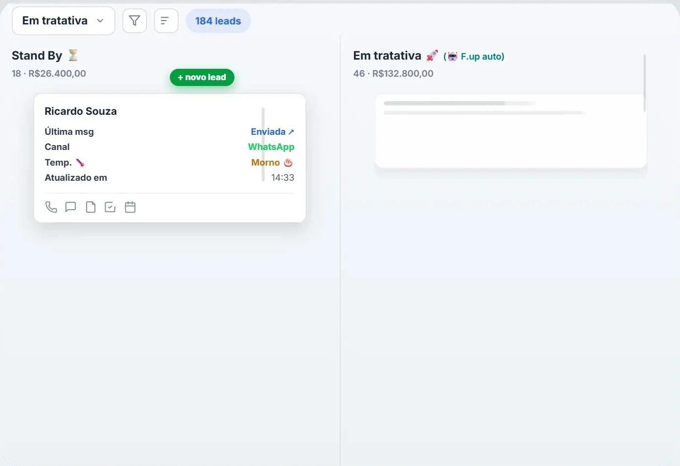 Card do contato no funil do CRM com canal, temperatura e última mensagem