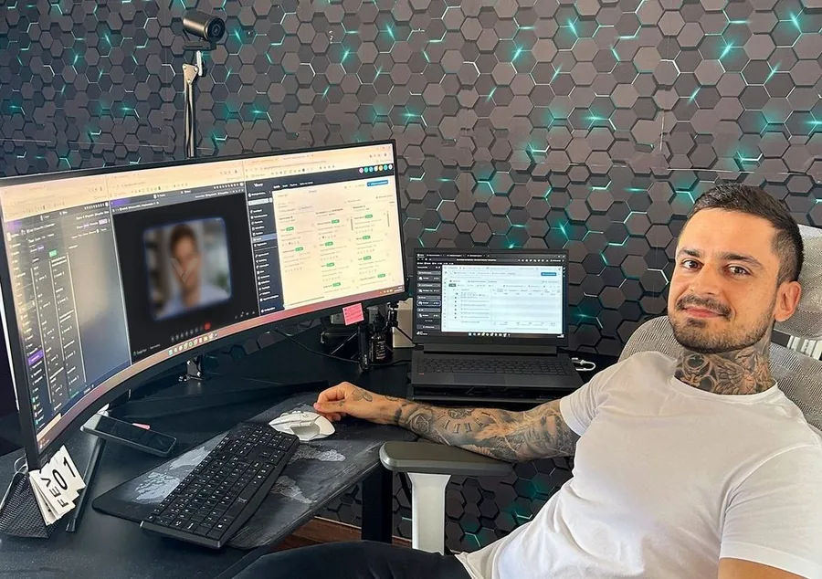 Rafael Dias, fundador da Vectoris, no setup de trabalho com o painel de uma operação na tela