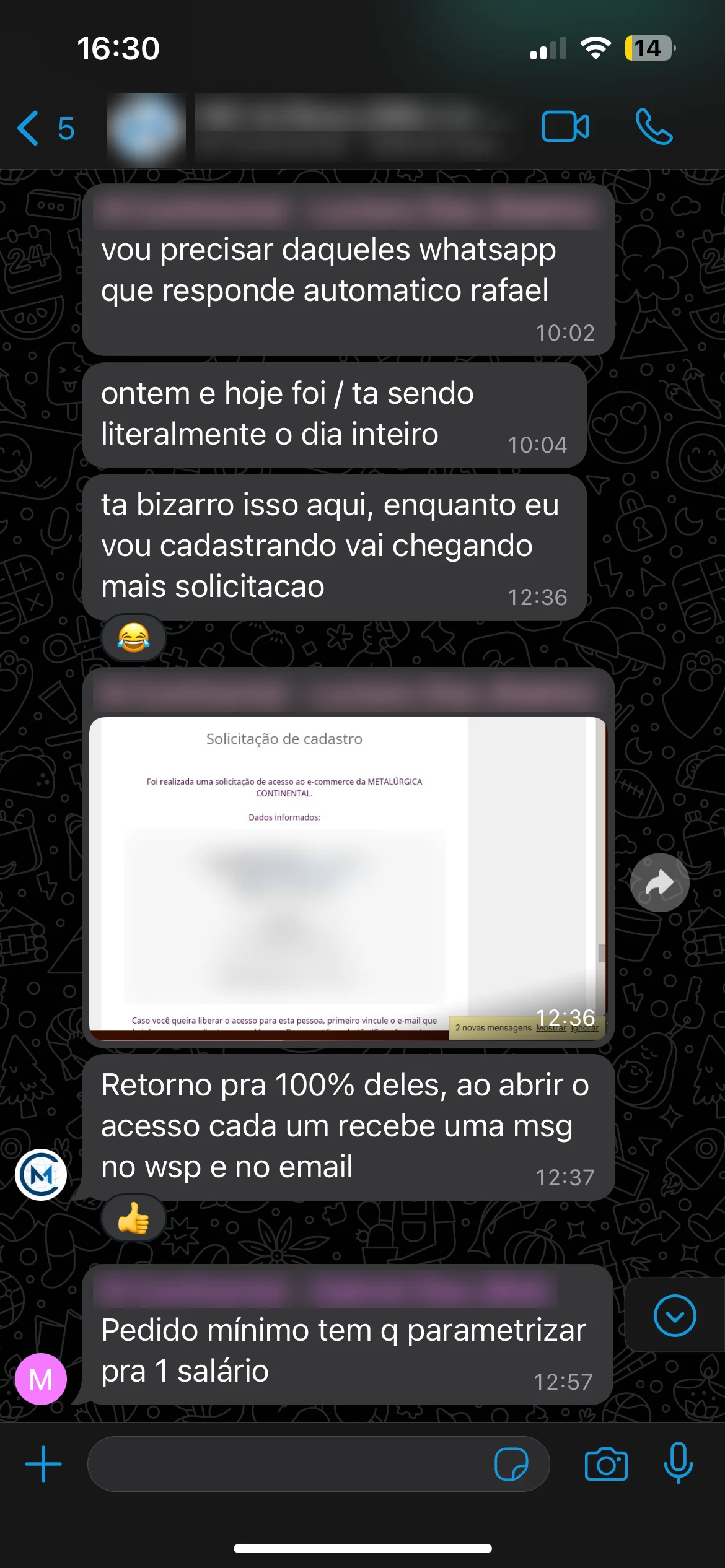 Conversa no WhatsApp com o cliente: pedidos chegando durante a implementação